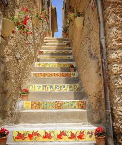 トロペアにあるIl portaleの花と銘文が飾られた階段