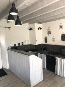 una cocina con encimeras en blanco y negro y fregadero en Gite Aubusson, en Aubusson