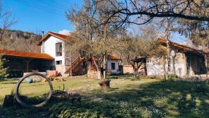 a house with a garden in front of it at Adventure Camp Emen in Emen