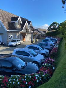 坎波斯杜若尔当Village de Charme - 2km do Capivari的停在停车场的一排汽车
