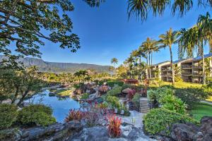 - une vue sur le complexe depuis le jardin dans l'établissement Hanalei Bay Resort 8234, à Princeville