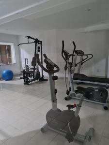 einen Fitnessraum mit mehreren Heimtrainern in einem Raum in der Unterkunft Condomínio Canto Verde in Ubatuba