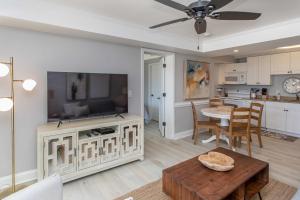 Η κουζίνα ή μικρή κουζίνα στο Summerhouse Villas Condo Private Resort Beach!