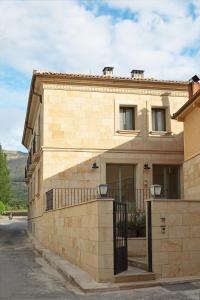 un edificio in pietra con un cancello di fronte di Artesa Suites & Spa a Santo Tomé del Puerto