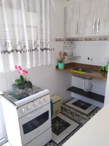 Η κουζίνα ή μικρή κουζίνα στο Cabo Frio Suíte com cozinha +4 φωτογραφίες