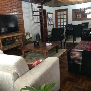 a living room with a couch and a coffee table at Casarão Villa maggi in Canela