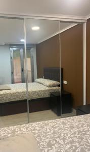 una camera con due letti e uno specchio di Apartamento Deluxe, 4 habitaciones, Parking a Madrid