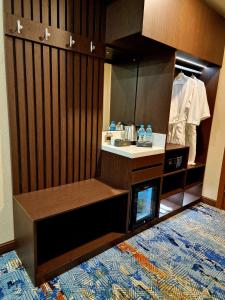 um quarto com um armário com um balcão e um espelho em New West Hotel em Ulan Bator