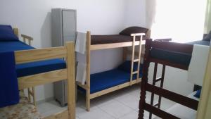 um quarto com 2 beliches e um espelho em Hostel CASA 6 em São Vicente