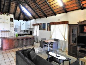 Η κουζίνα ή μικρή κουζίνα στο Impala Niezel Lodge & Guest House