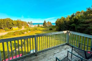 - une terrasse avec deux chaises et une vue sur l'océan dans l'établissement Glenghorm Beach Resort, à Ingonish