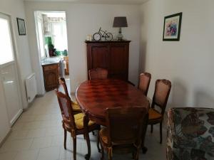 ein Esszimmer mit einem Holztisch und Stühlen in der Unterkunft Appartement Merlimont, 3 pièces, 4 personnes - FR-1-376-107 in Merlimont