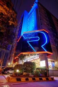 un edificio con un letrero de neón que dice cebra en Red Planet Makati Avenue Manila en Manila