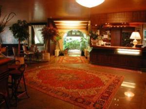 a lobby with a large red rug on the floor at Hotel Bellavista in Montebelluna