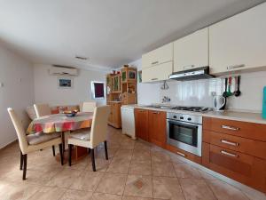 Η κουζίνα ή μικρή κουζίνα στο Apartments Ineska +14 φωτογραφίες