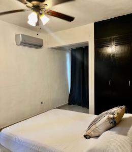 เตียงในห้องที่ Condominio en ZH Cancun