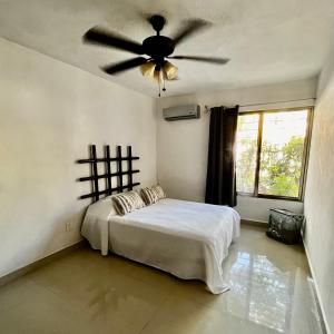 Tempat tidur dalam kamar di Condominio en ZH Cancun