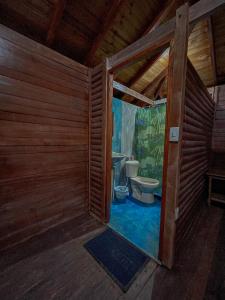 una puerta abierta a un baño con aseo en Posada Don Aí, en El Valle