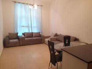 Posezení v ubytování Lovely 1-bedroom Apartment with free Parking on premises + 4 fotografie