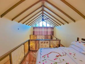 圖杜的住宿－Relax Villa，一间带床的卧室,位于带窗户的房间内