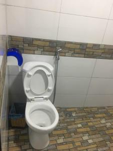 een badkamer met een wit toilet in een kamer bij Mintu Home in Sa Pa