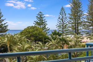 balcone con vista sull'oceano. di Calypso Plaza Resort Unit 429 a Gold Coast