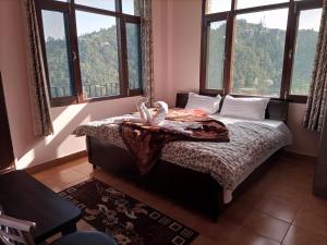 Giường trong phòng chung tại Thakur home's