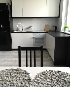 Kuchyňa alebo kuchynka v ubytovaní Apartament Miętowa Zebra