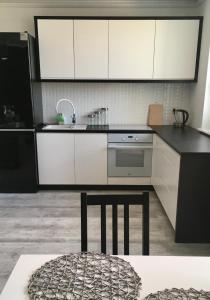 Kuchyňa alebo kuchynka v ubytovaní Apartament Miętowa Zebra