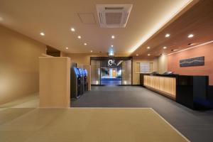 um átrio com uma sala de espera com cadeiras azuis em Welina Hotel Shinsaibashi NAGOMI em Osaka