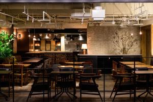 een restaurant met tafels en stoelen in een kamer bij Hotel The Knot Yokohama in Yokohama +35 foto's