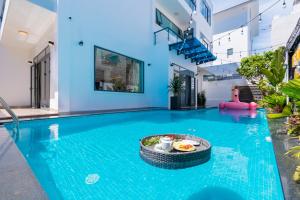 בריכת השחייה שנמצאת ב-Palm Villa 34 ( Luxury Villa with 17 bed room, karaoke & bida inside) או באזור