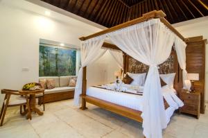 Postel nebo postele na pokoji v ubytování Danakha Villa Ubud