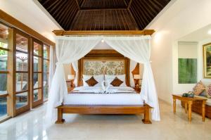 Postel nebo postele na pokoji v ubytování Danakha Villa Ubud