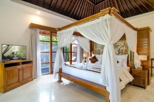 Postel nebo postele na pokoji v ubytování Danakha Villa Ubud