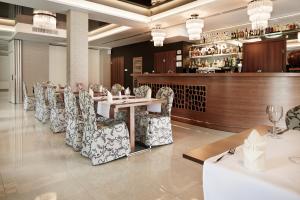 Lounge alebo bar v ubytovaní Hotel Miodowy Młyn