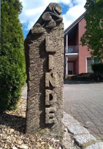 ein Stoneolith mit einem Schild auf einer Straße in der Unterkunft Gasthaus Linde in Ingelfingen
