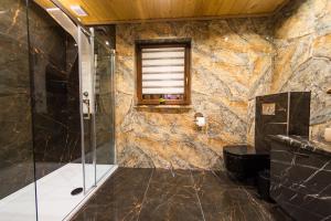 Koupelna v ubytování U Tadka dom z jacuzzi na zielonej
