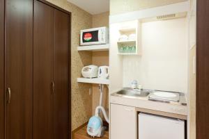Il comprend une petite cuisine équipée d'un évier et d'un four micro-ondes. dans l'établissement Hanabi Hotel, à Tokyo