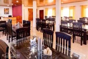 Um restaurante ou outro lugar para comer em Shri Shail Inn Mukteshwar