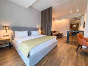 מיטה או מיטות בחדר ב-Golden Horn Apart Hotel