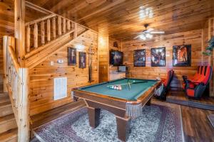een kamer met een pooltafel in een hut bij Fall Sale! NERF War, Theater, HotTub, Pet Friendly, Game Room in Pigeon Forge