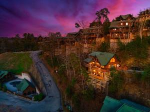 een luchtzicht op een huis met een weg bij Fall Sale! NERF War, Theater, HotTub, Pet Friendly, Game Room in Pigeon Forge