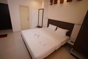 A bed or beds in a room at DC comforts