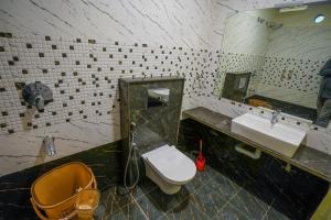 A bathroom at DC comforts Még 30 kép