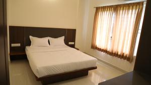 A bed or beds in a room at DC comforts