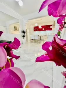 un soggiorno con fiori rosa sul pavimento di Milos City Center Apt. 32 a Larnaka