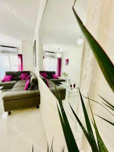 TV a/nebo společenská místnost v ubytování Milos City Center Apt. 32 + 37 fotografií