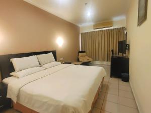 Postel nebo postele na pokoji v ubytování Megah D'aru Hotel + 16 fotografií