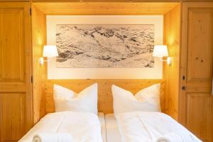 two beds in a room with white pillows at Alpenkönig in Bolsterlang